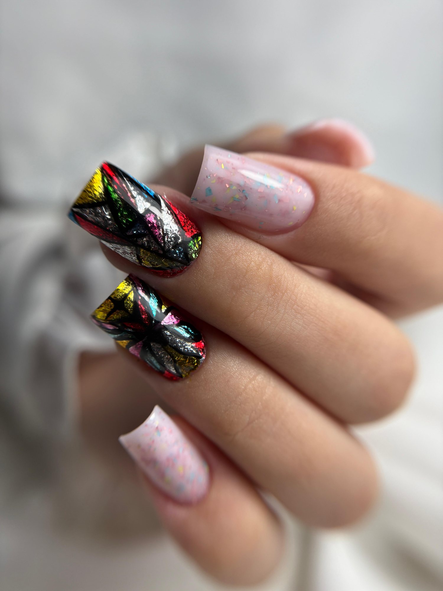 Unghii pătrate cu design cu folie multicoloră și efect sticlă spartă