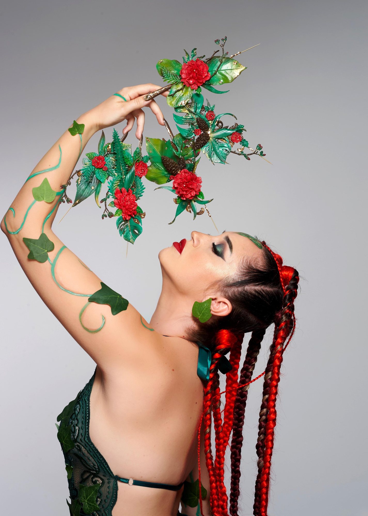 Monica Andreea în profil, cu o compoziție florală din unghii sculptate