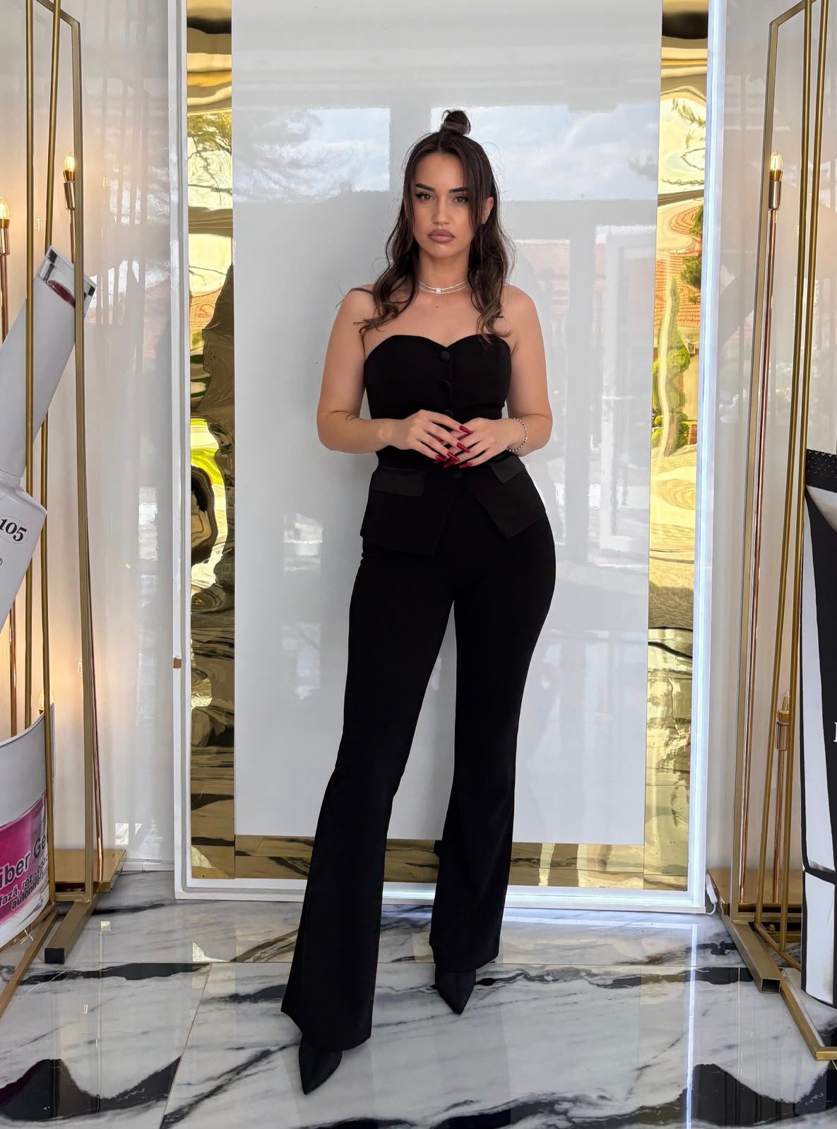 Monica Andreea în salonul ei din București