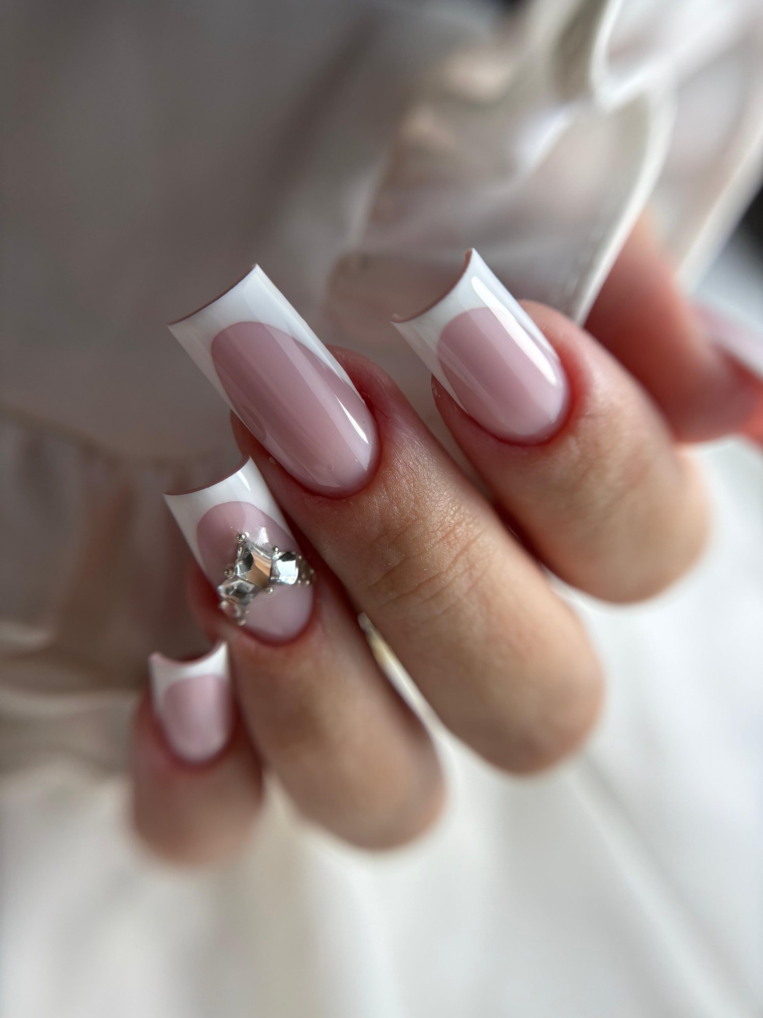 Unghii pătrate cu french alb și design cu pietre, lucrare Monica Andreea