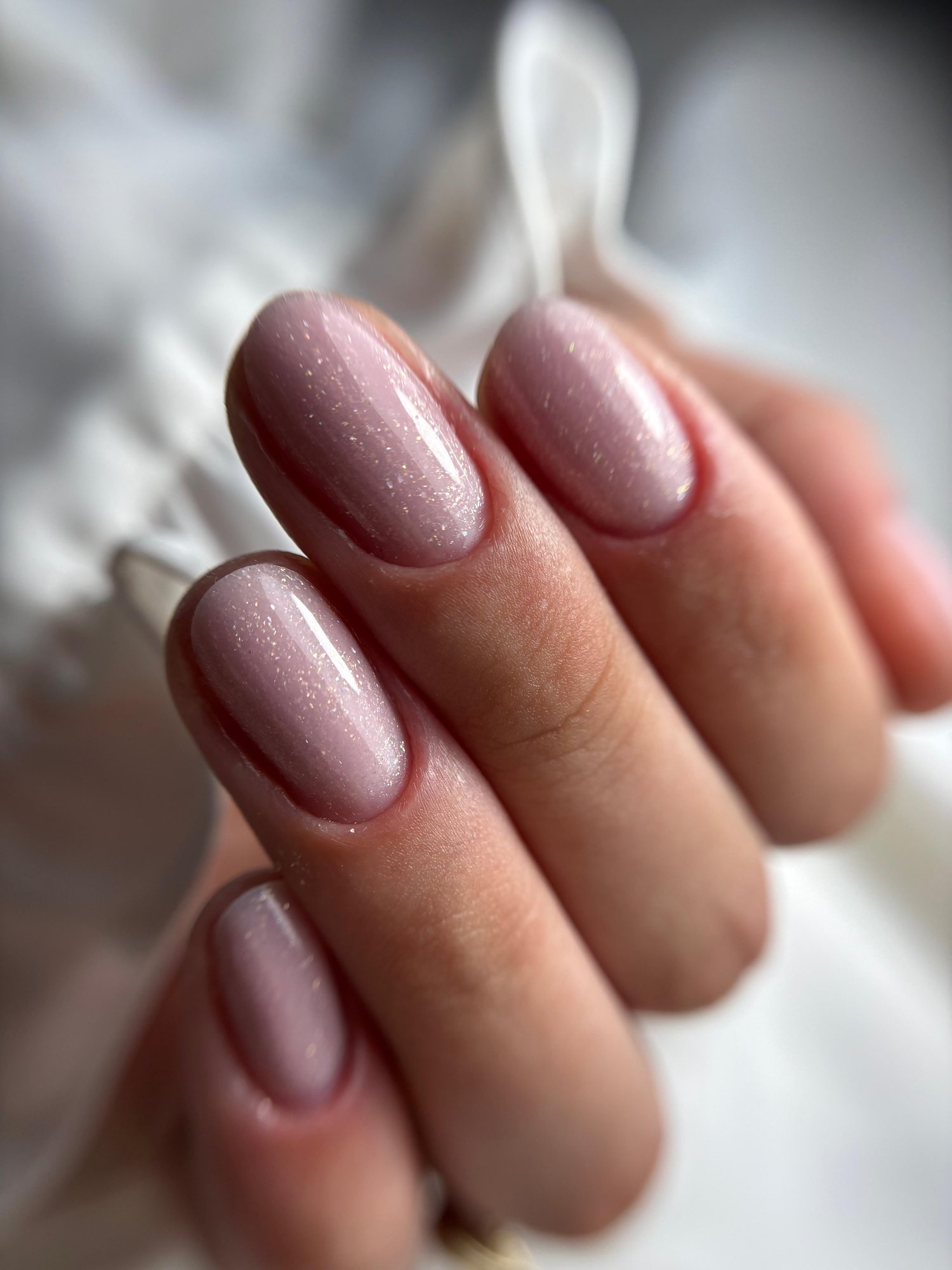 Unghii ovale nude cu sclipici fin, lucrare Monica Andreea